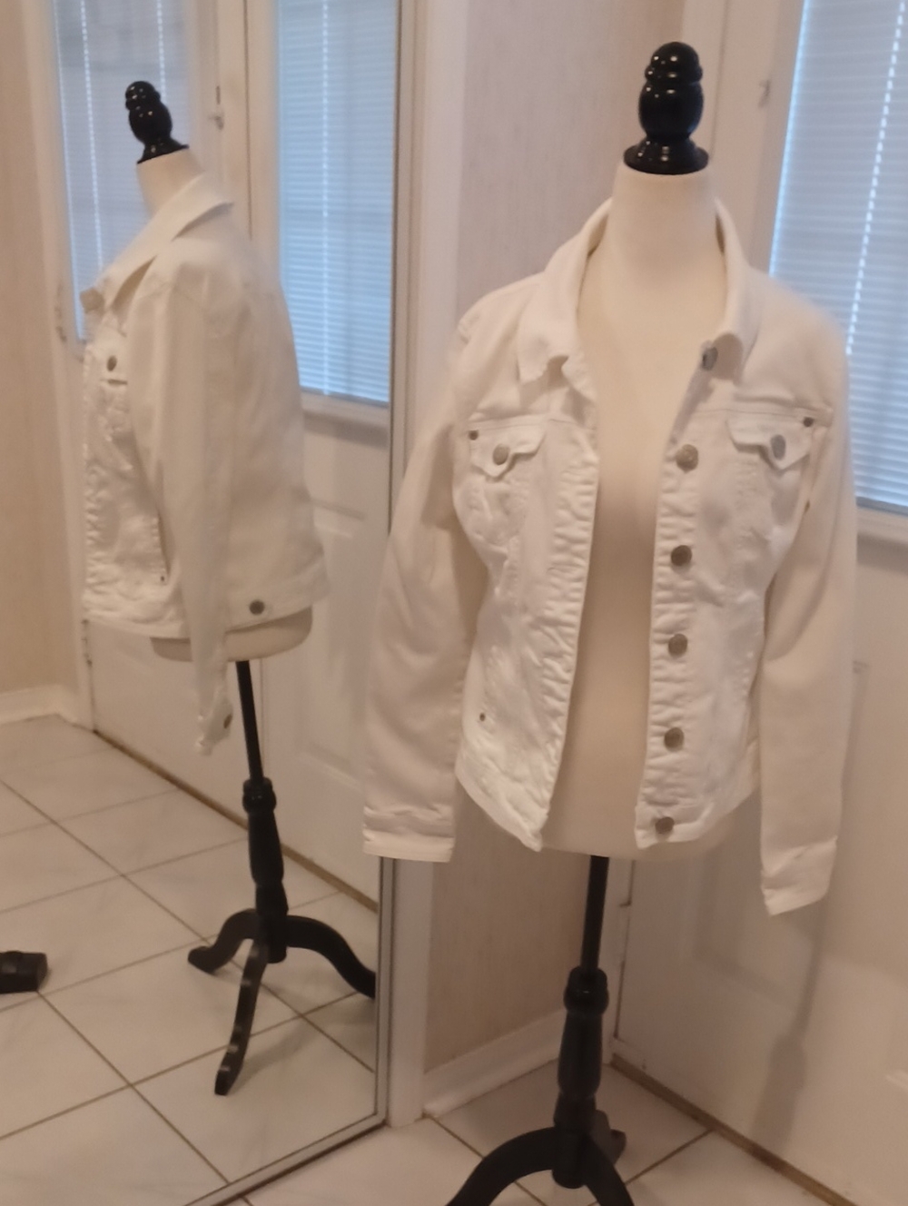 4/$80 Guess White Jean Jacket - Size Large